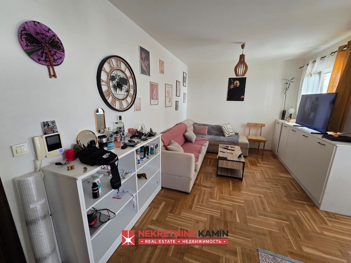 Izdaje se dvosoban stan u naselju Rozino, Budva